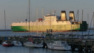 bei Sonnenuntergang verläßt dieses Cargoschiff den Hafen von Rostock